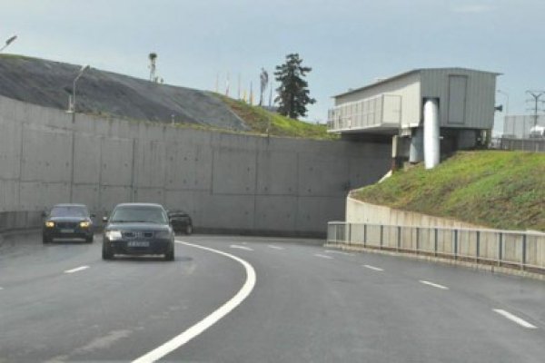 Beat la volan, s-a răsturnat cu maşina la Carrefour